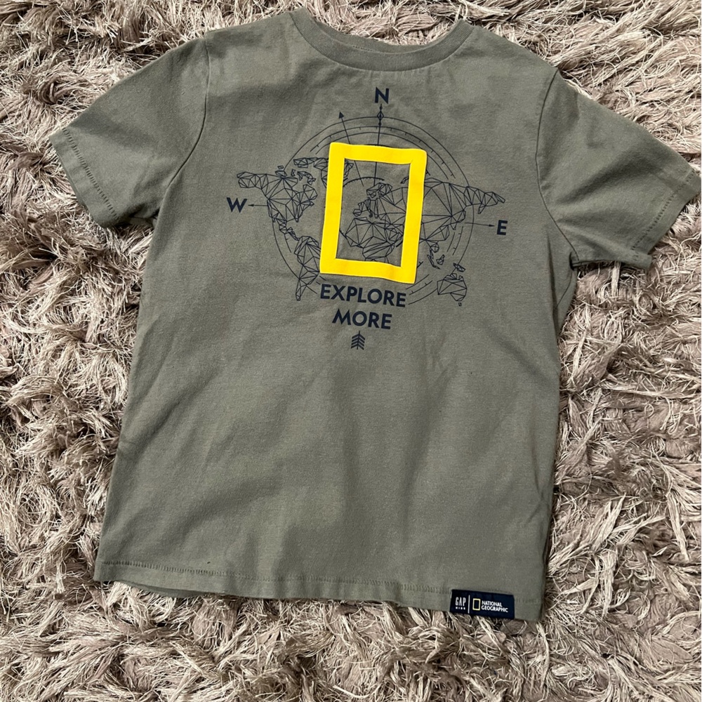 GAP National Geographic Boys T-Shirt in Size Small Olive Green